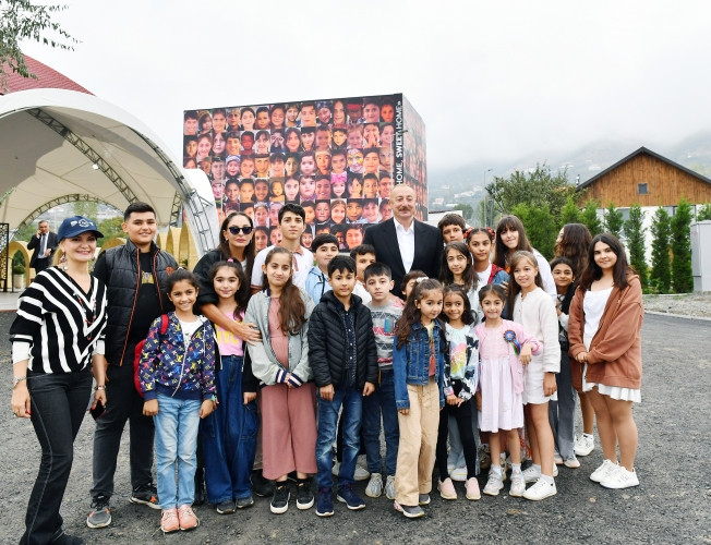 Prezident İlham Əliyev və birinci xanım Mehriban Əliyeva Laçın şəhərində Mənzərəli terrasda və Bayraq Meydanının qarşısında keçirilən “Laçın Şəhəri Günü” bayram şənliklərində iştirak ediblər<font color='red'> - YENİLƏNİB</font><font color=red> - FOTOLAR</font>