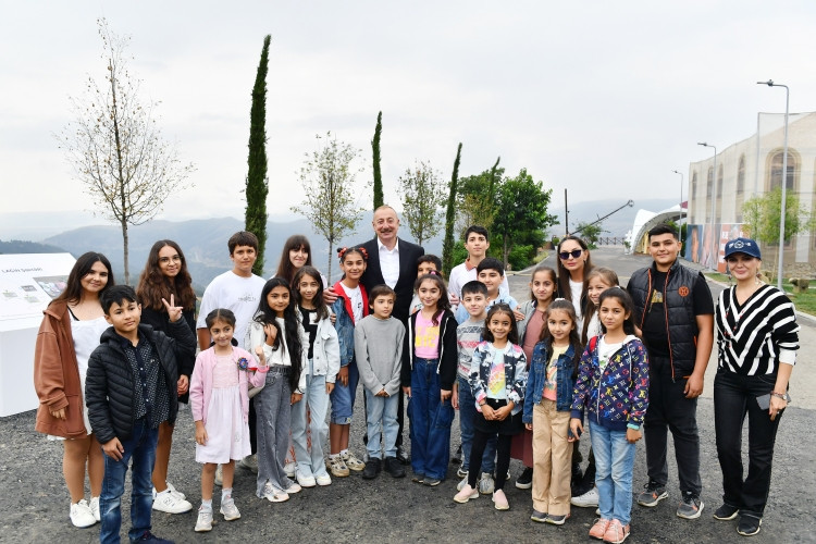 Prezident İlham Əliyev və birinci xanım Mehriban Əliyeva Laçın şəhərində Mənzərəli terrasda və Bayraq Meydanının qarşısında keçirilən “Laçın Şəhəri Günü” bayram şənliklərində iştirak ediblər<font color='red'> - YENİLƏNİB</font><font color=red> - FOTOLAR</font>