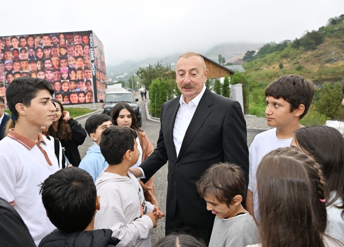 Prezident İlham Əliyev və birinci xanım Mehriban Əliyeva Laçın şəhərində Mənzərəli terrasda və Bayraq Meydanının qarşısında keçirilən “Laçın Şəhəri Günü” bayram şənliklərində iştirak ediblər<font color='red'> - YENİLƏNİB</font><font color=red> - FOTOLAR</font>