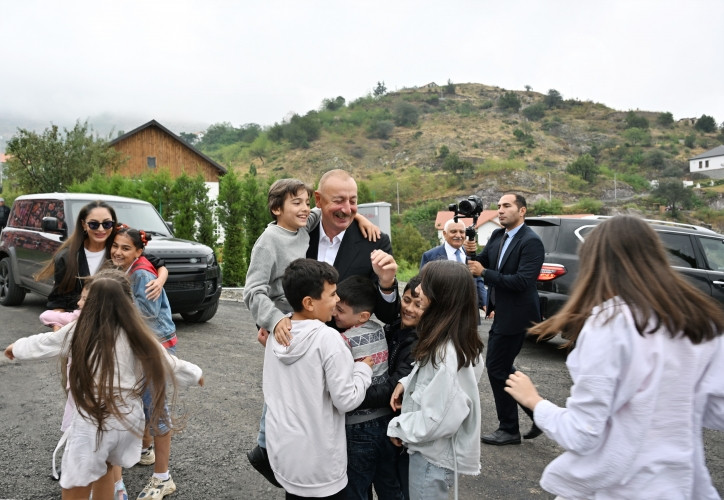Prezident İlham Əliyev və birinci xanım Mehriban Əliyeva Laçın şəhərində Mənzərəli terrasda və Bayraq Meydanının qarşısında keçirilən “Laçın Şəhəri Günü” bayram şənliklərində iştirak ediblər<font color='red'> - YENİLƏNİB</font><font color=red> - FOTOLAR</font>