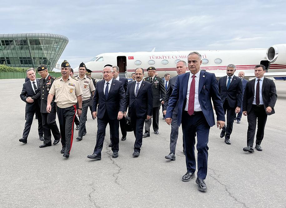 Türkiyənin milli müdafiə naziri Bakıya gəlib<font color=red> - FOTOLAR</font>
