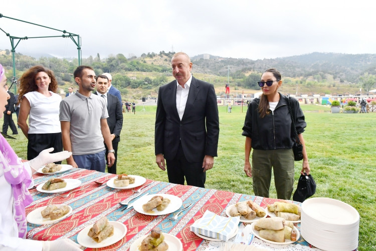 Prezident İlham Əliyev və birinci xanım Mehriban Əliyeva Həkəri çayının sahilində keçirilən “Laçın Şəhəri Günü” bayram tədbirində iştirak ediblər <font color='red'> - YENİLƏNİB</font><font color=red> - FOTOLAR</font>