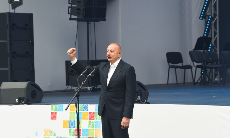 Prezident İlham Əliyev və birinci xanım Mehriban Əliyeva Həkəri çayının sahilində keçirilən “Laçın Şəhəri Günü” bayram tədbirində iştirak ediblər <font color='red'> - YENİLƏNİB</font><font color=red> - FOTOLAR</font>