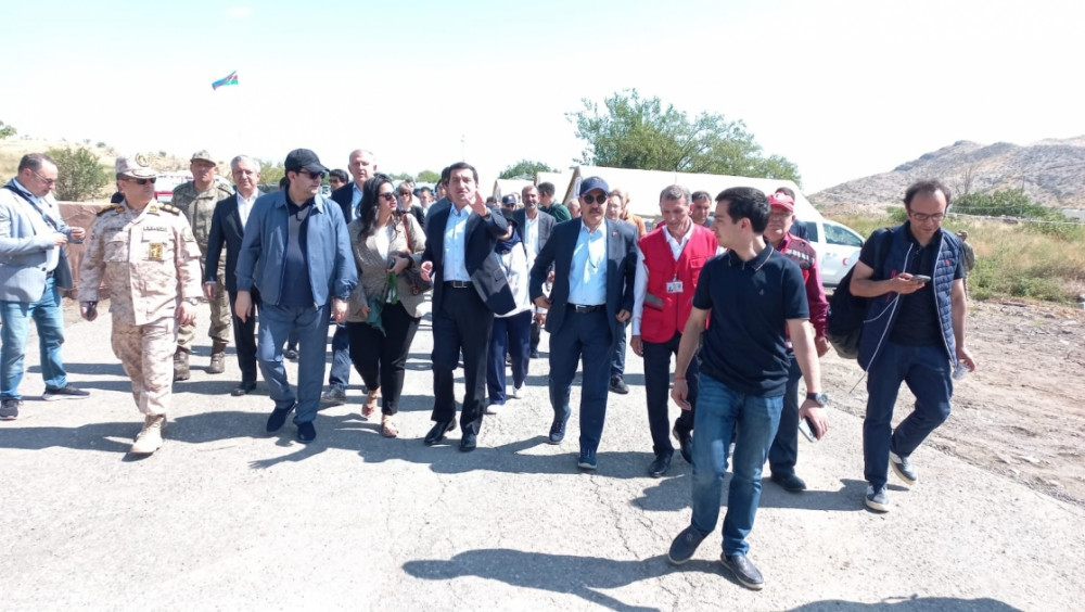 Xarici diplomatlar Ağdam-Xankəndi yolunda Azərbaycan Qızıl Aypara Cəmiyyətinin ərzaq yüklərinin yerləşdiyi məntəqə ilə tanış olublar<font color=red> - FOTOLAR</font>