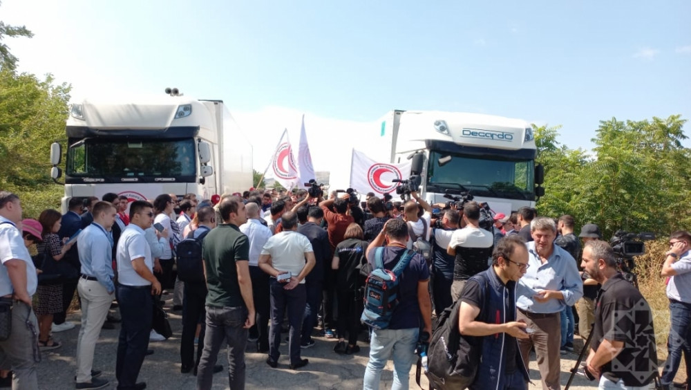 Xarici diplomatlar Ağdam-Xankəndi yolunda Azərbaycan Qızıl Aypara Cəmiyyətinin ərzaq yüklərinin yerləşdiyi məntəqə ilə tanış olublar<font color=red> - FOTOLAR</font>