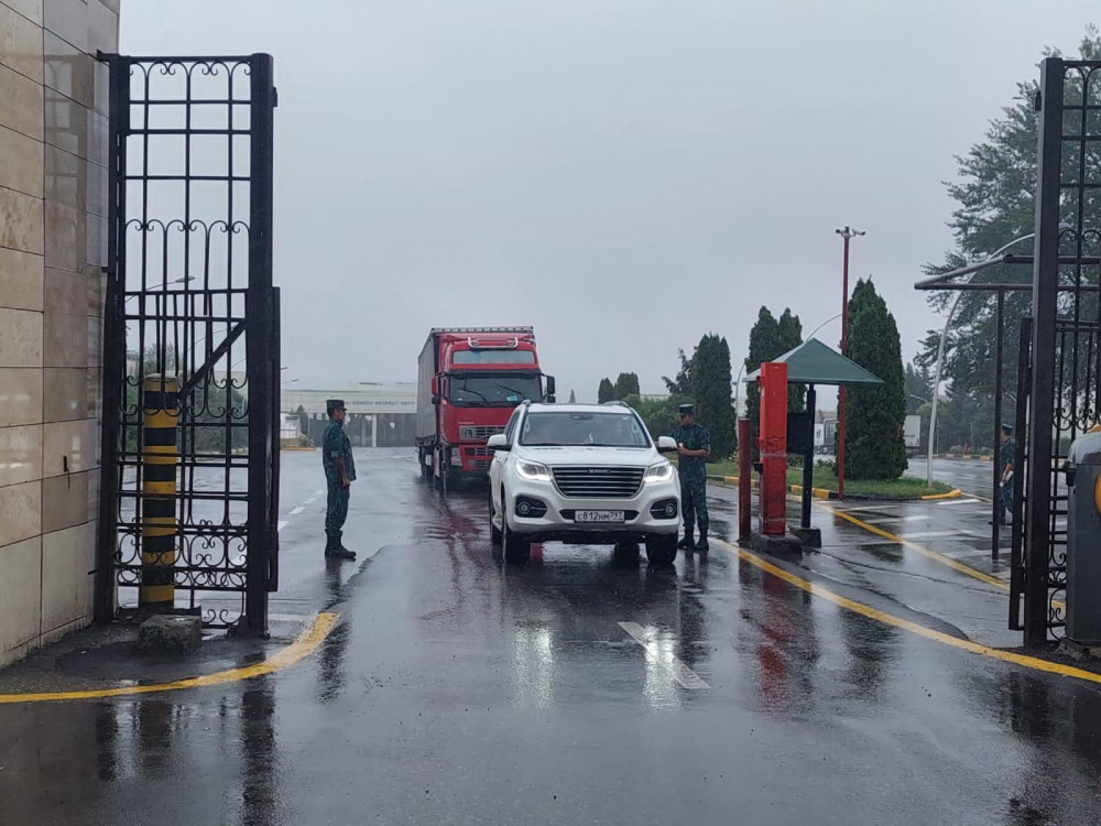 Rusiya Qızıl Xaç Cəmiyyətinin Qarabağ erməniləri üçün göndərdiyi ərzaq dolu TIR Ağdam istiqamətində hərəkət edir<font color=red> - FOTOLAR</font>