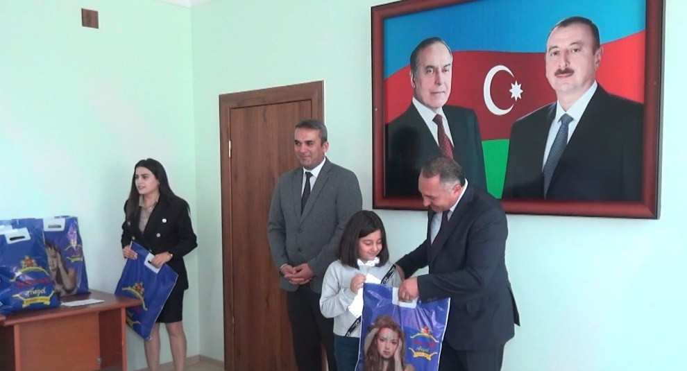 Culfada sosial qayğıya ehtiyacı olan 15 şagirdə pulsuz məktəbli forması və dərs ləvazimatları verilib<font color=red> - FOTOLAR</font>