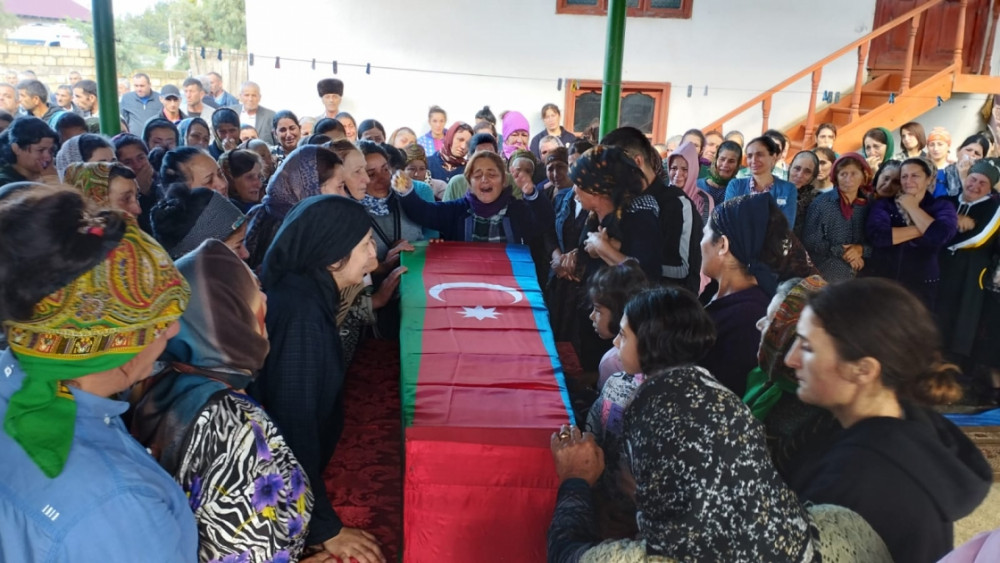 Nəqliyyat vasitəsinin qəzaya uğraması nəticəsində şəhid olan hərbçimiz Zərdabda dəfn edilib<font color=red> - FOTOLAR</font>