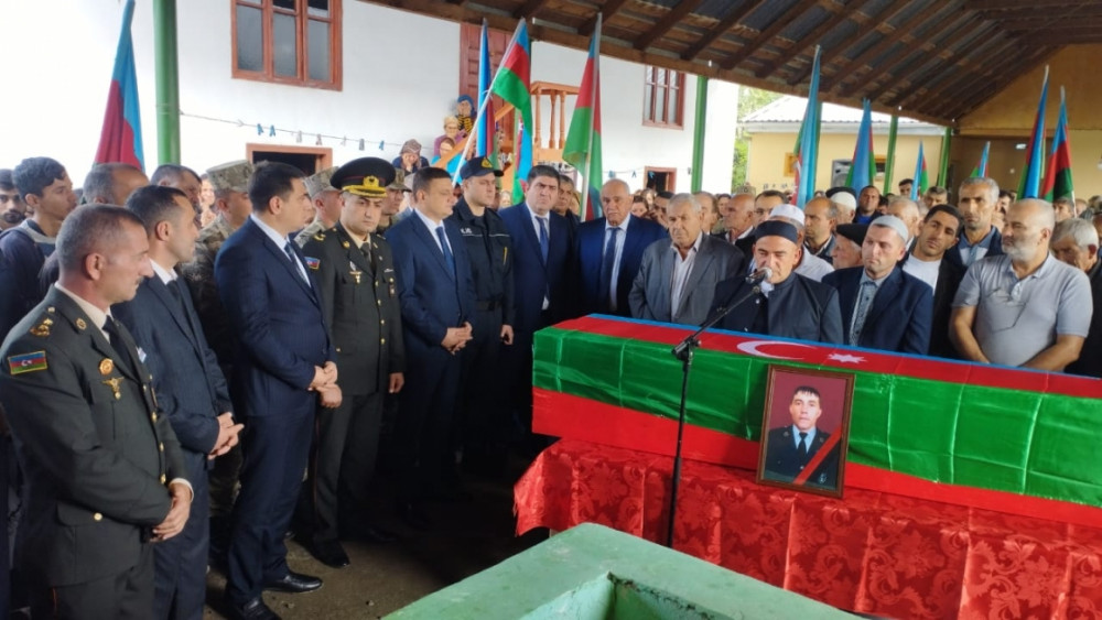 Nəqliyyat vasitəsinin qəzaya uğraması nəticəsində şəhid olan hərbçimiz Zərdabda dəfn edilib<font color=red> - FOTOLAR</font>