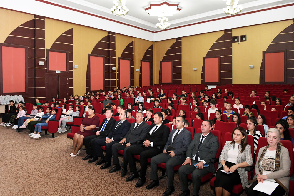 Naxçıvanda sosial qayğıya ehtiyacı olan 896 uşağa məktəb ləvazimatları verilib<font color=red> - FOTOLAR</font>