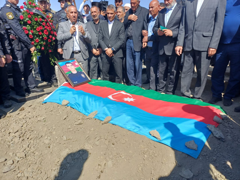 Qanunsuz erməni silahlı birləşmələri tərəfindən törədilən təxribat-diversiya/terror aktı nəticəsində həlak olan polis serjantı dəfn edilib<font color=red> - FOTOLAR</font>