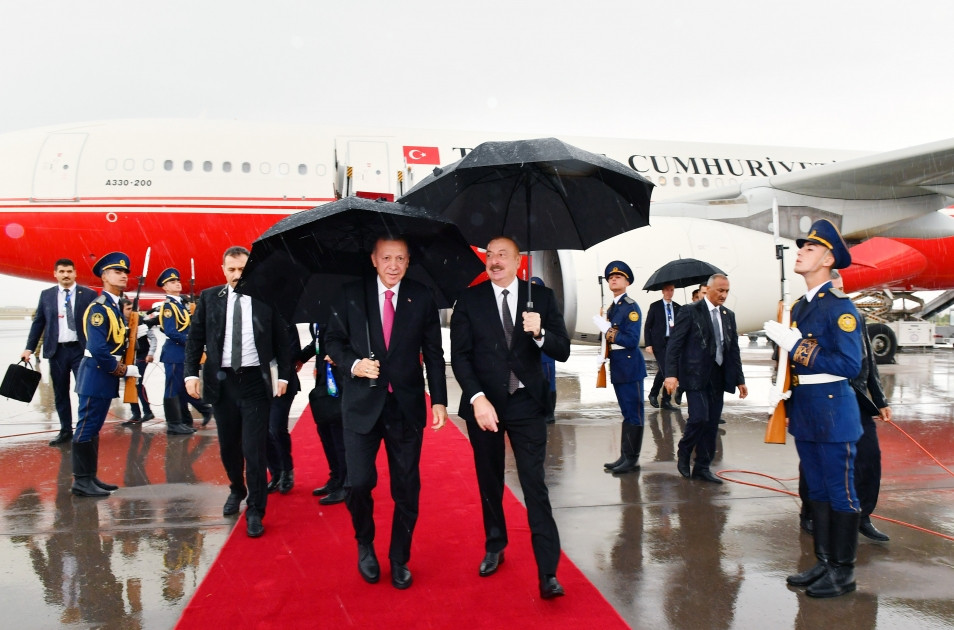 Türkiyə Prezidenti Rəcəb Tayyib Ərdoğan Azərbaycana rəsmi səfərə gəlib<font color=red> - FOTOLAR</font>