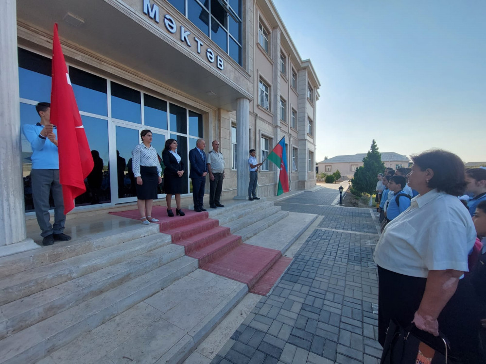 Naxçıvan məktəblərində ilk dərs saatları Anım Gününə həsr olunub<font color=red> - FOTOLAR</font>