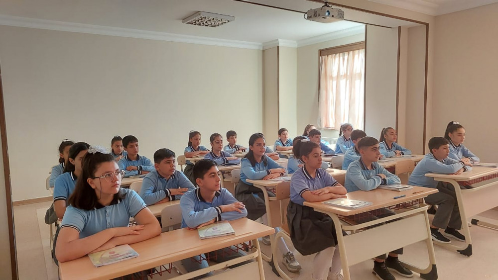 Naxçıvan məktəblərində ilk dərs saatları Anım Gününə həsr olunub<font color=red> - FOTOLAR</font>