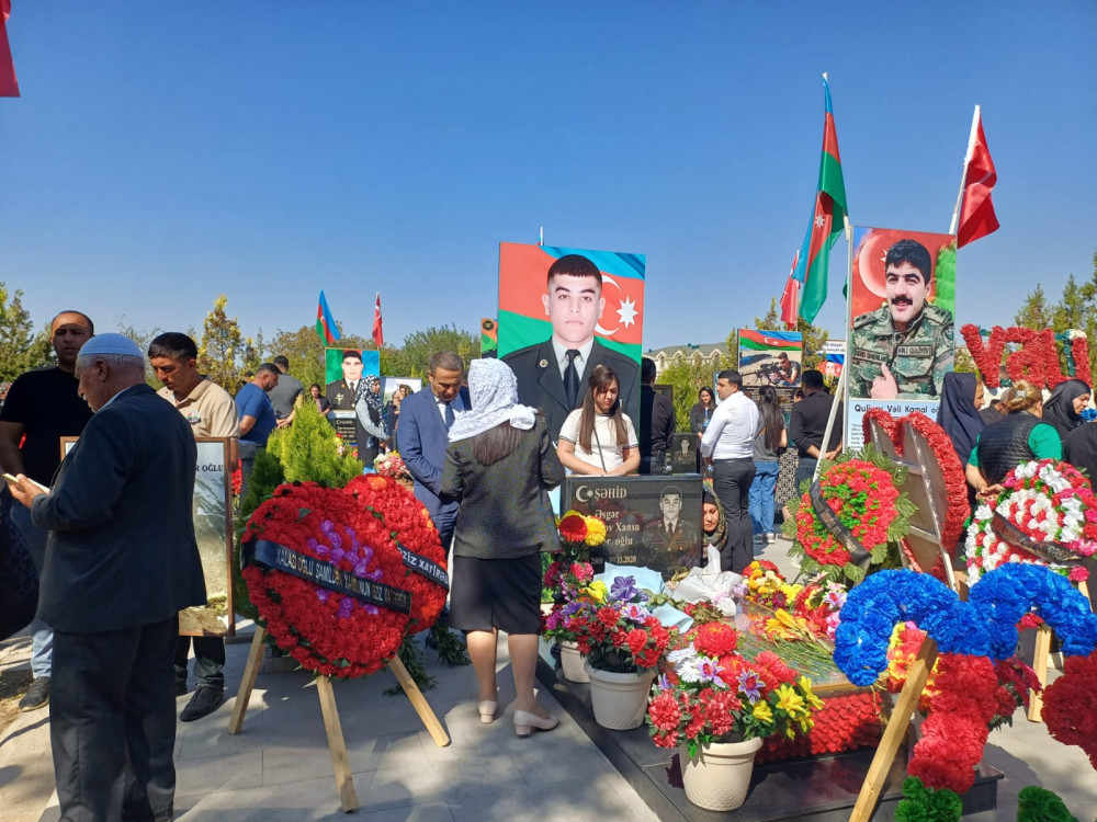 Naxçıvanda Vətən müharibəsi şəhidlərinin əziz xatirəsi bir dəqiqəlik sükutla anıldı <font color=red> - FOTOLAR</font>
