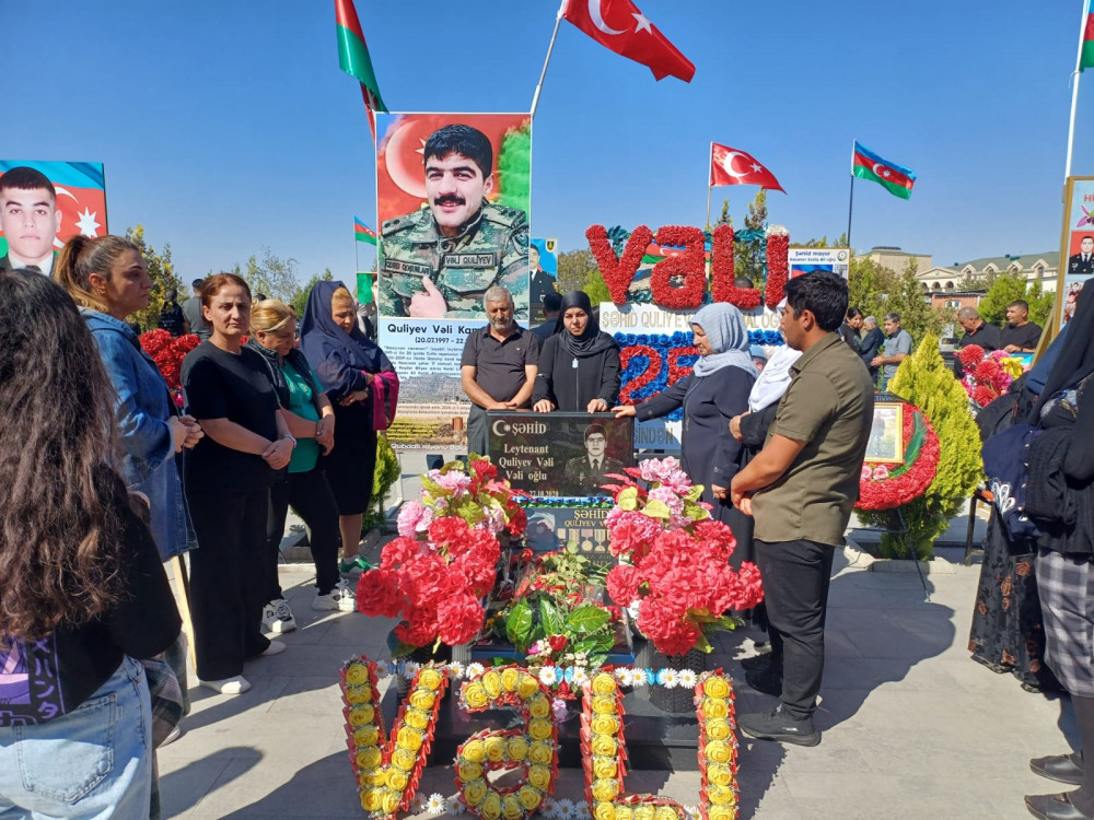 Naxçıvanda Vətən müharibəsi şəhidlərinin əziz xatirəsi bir dəqiqəlik sükutla anıldı <font color=red> - FOTOLAR</font>