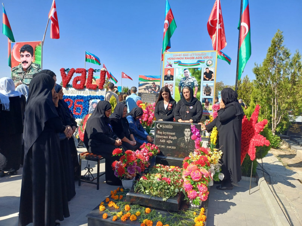 Naxçıvanda Vətən müharibəsi şəhidlərinin əziz xatirəsi bir dəqiqəlik sükutla anıldı <font color=red> - FOTOLAR</font>