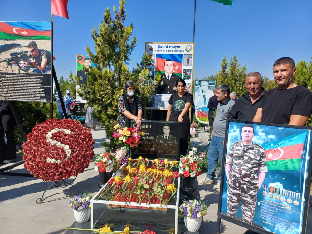 Naxçıvanda Vətən müharibəsi şəhidlərinin əziz xatirəsi bir dəqiqəlik sükutla anıldı <font color=red> - FOTOLAR</font>