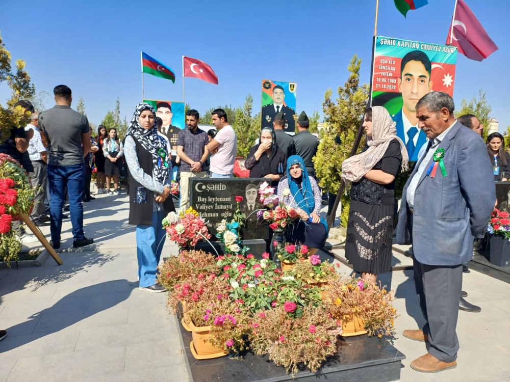 Naxçıvanda Vətən müharibəsi şəhidlərinin əziz xatirəsi bir dəqiqəlik sükutla anıldı <font color=red> - FOTOLAR</font>