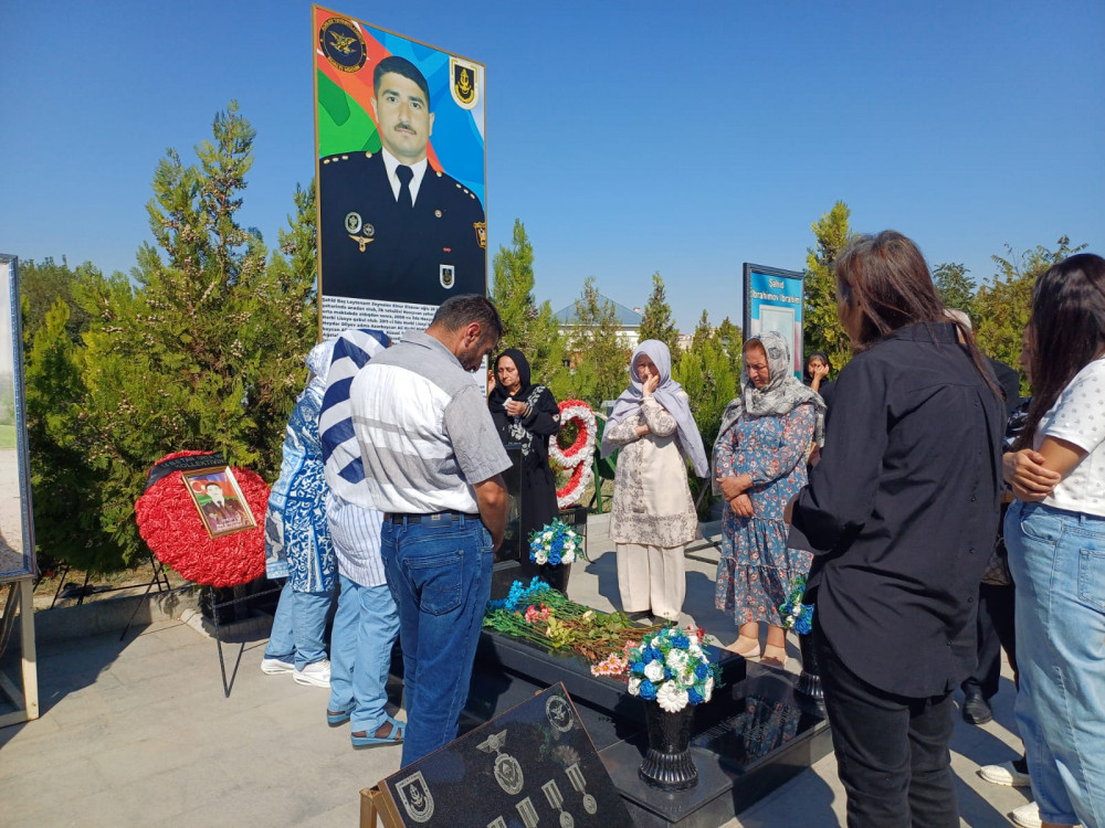 Naxçıvanda Vətən müharibəsi şəhidlərinin əziz xatirəsi bir dəqiqəlik sükutla anıldı <font color=red> - FOTOLAR</font>