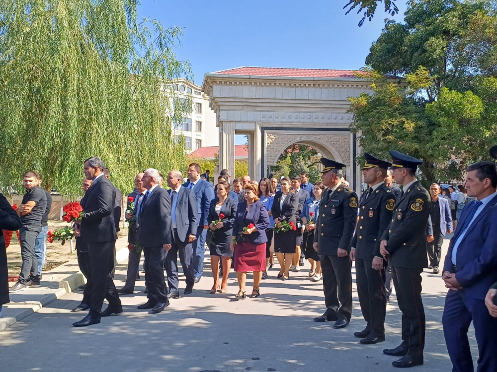 Naxçıvanda Vətən müharibəsi şəhidlərinin əziz xatirəsi bir dəqiqəlik sükutla anıldı <font color=red> - FOTOLAR</font>