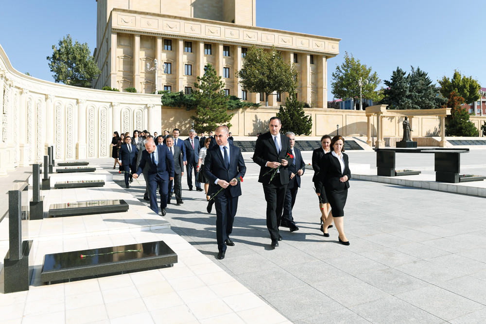 Ali Məclisin kollektivi Vətən müharibəsi şəhidlərinin xatirəsini yad edib<font color=red> - FOTOLAR</font>