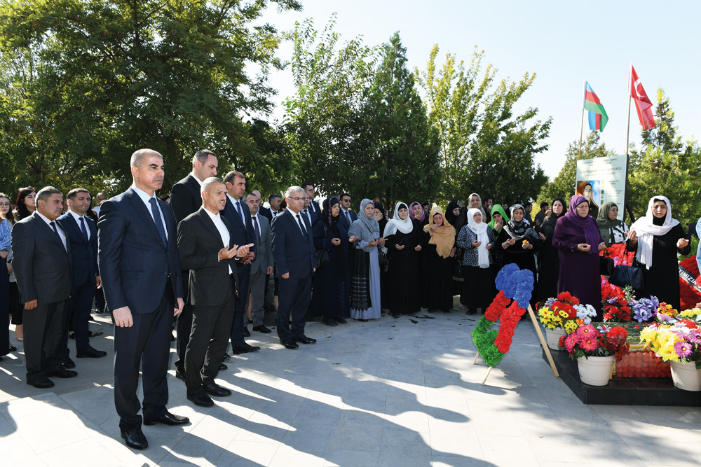 Ali Məclisin kollektivi Vətən müharibəsi şəhidlərinin xatirəsini yad edib<font color=red> - FOTOLAR</font>