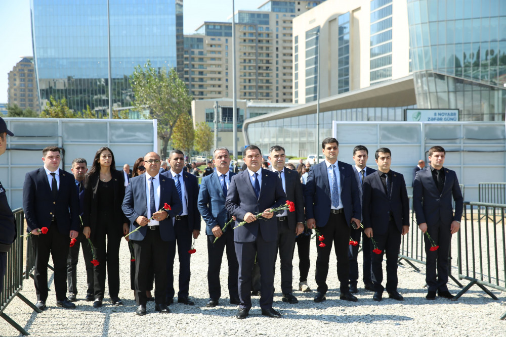 Daimi Nümayəndəliyin əməkdaşları Zəfər Parkında şəhidlərin əziz xatirəsini ehtiramla yad ediblər<font color=red> - FOTOLAR</font>