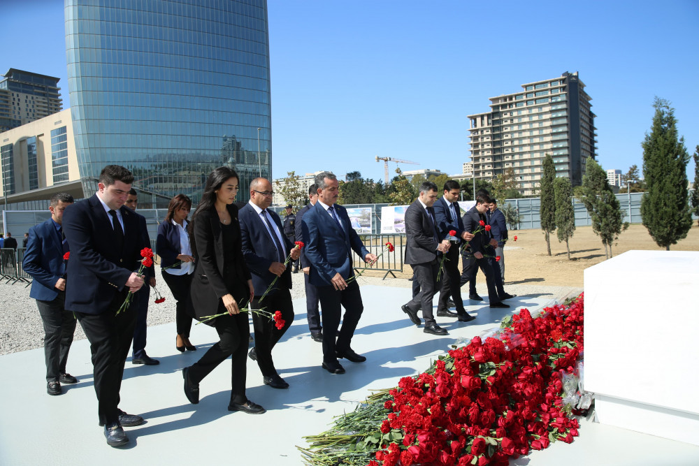 Daimi Nümayəndəliyin əməkdaşları Zəfər Parkında şəhidlərin əziz xatirəsini ehtiramla yad ediblər<font color=red> - FOTOLAR</font>