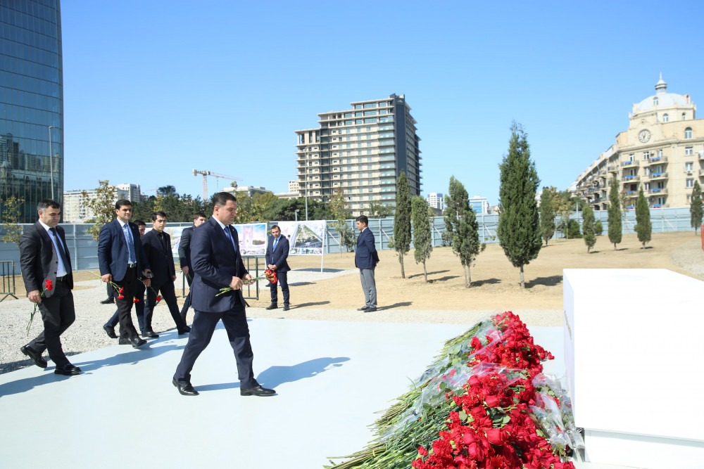 Daimi Nümayəndəliyin əməkdaşları Zəfər Parkında şəhidlərin əziz xatirəsini ehtiramla yad ediblər<font color=red> - FOTOLAR</font>