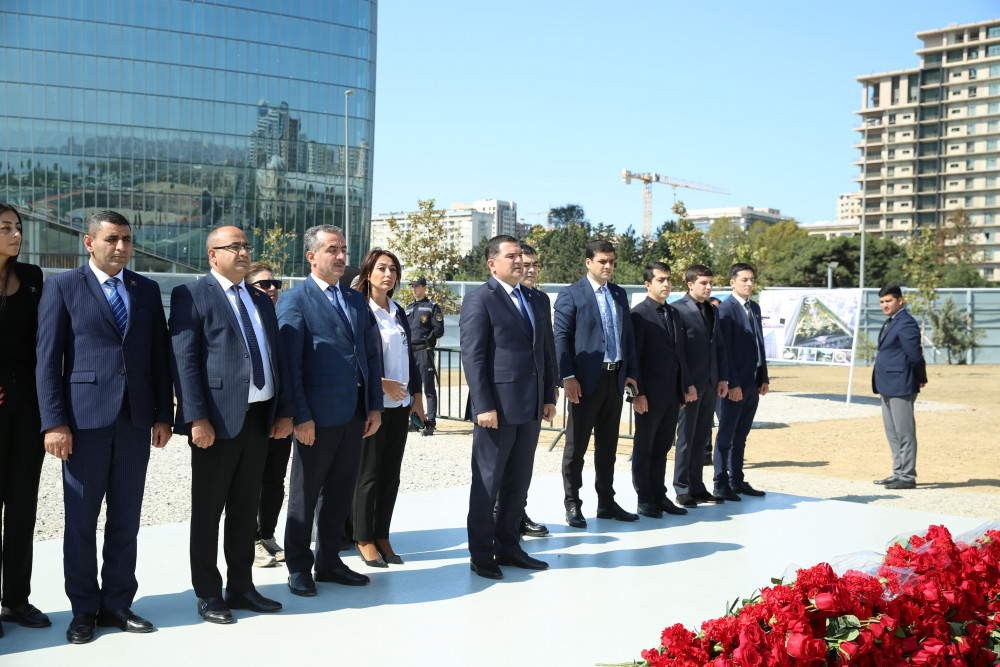 Daimi Nümayəndəliyin əməkdaşları Zəfər Parkında şəhidlərin əziz xatirəsini ehtiramla yad ediblər<font color=red> - FOTOLAR</font>