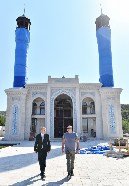 Prezident İlham Əliyev Heydər Əliyev Fondu tərəfindən inşa edilən Zəngilan şəhər məscidində görülən işlərlə tanış olub<font color=red> - FOTOLAR</font>