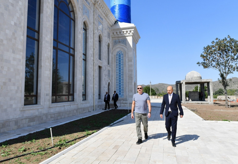 Prezident İlham Əliyev Heydər Əliyev Fondu tərəfindən inşa edilən Zəngilan şəhər məscidində görülən işlərlə tanış olub<font color=red> - FOTOLAR</font>