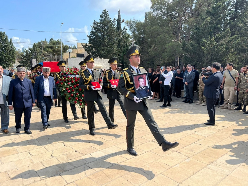Azərbaycanın Milli Qəhrəmanı Riad Əhmədov İkinci Fəxri xiyabanda dəfn olunub<font color=red> - FOTOLAR</font>