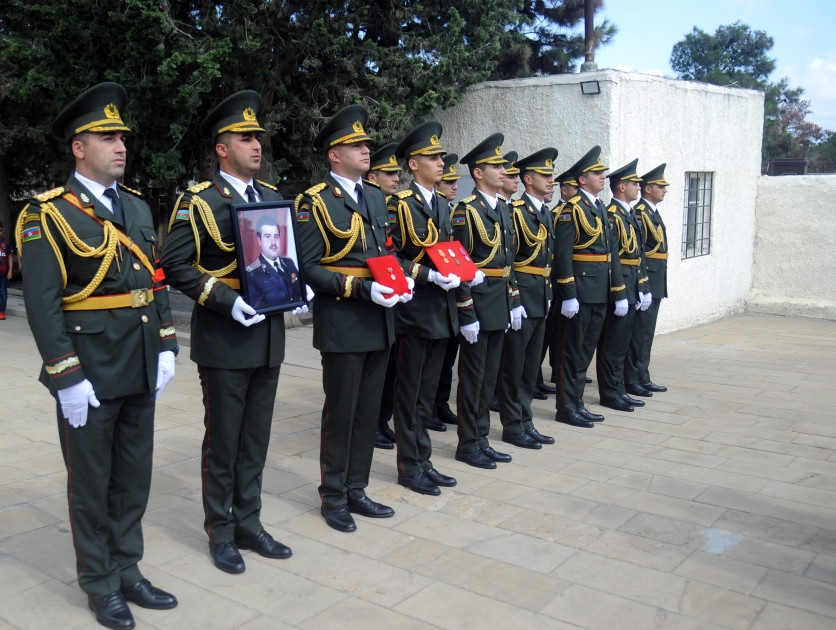 Azərbaycanın Milli Qəhrəmanı Riad Əhmədov İkinci Fəxri xiyabanda dəfn olunub<font color=red> - FOTOLAR</font>