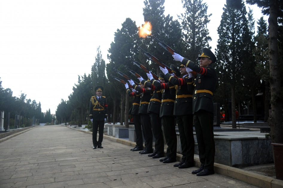 Azərbaycanın Milli Qəhrəmanı Riad Əhmədov İkinci Fəxri xiyabanda dəfn olunub<font color=red> - FOTOLAR</font>