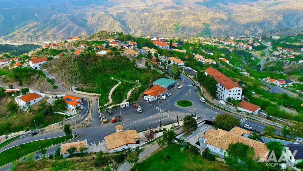 Laçında şəhərdaxili yollar sürətlə bərpa edilir<font color=red> - FOTOLAR</font>