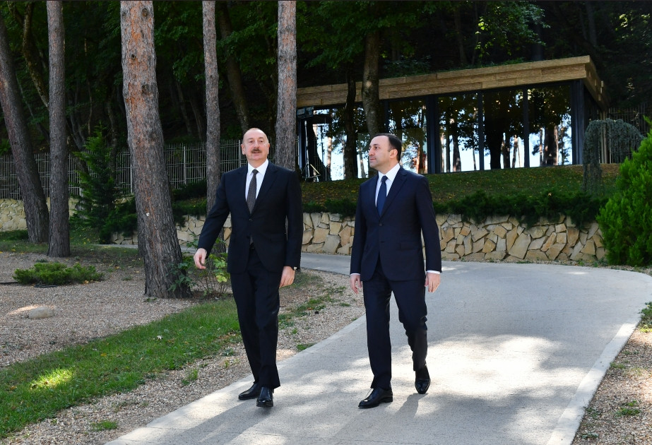 Prezident İlham Əliyev və Baş nazir İrakli Qaribaşvili Tbilisidə Ümummilli Lider Heydər Əliyevin 100 illiyinə həsr edilmiş fotosərgi ilə tanış olublar <font color='red'> - YENİLƏNİB</font><font color=red> - FOTOLAR</font>