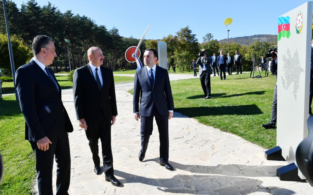 Prezident İlham Əliyev və Baş nazir İrakli Qaribaşvili Tbilisidə Ümummilli Lider Heydər Əliyevin 100 illiyinə həsr edilmiş fotosərgi ilə tanış olublar <font color='red'> - YENİLƏNİB</font><font color=red> - FOTOLAR</font>