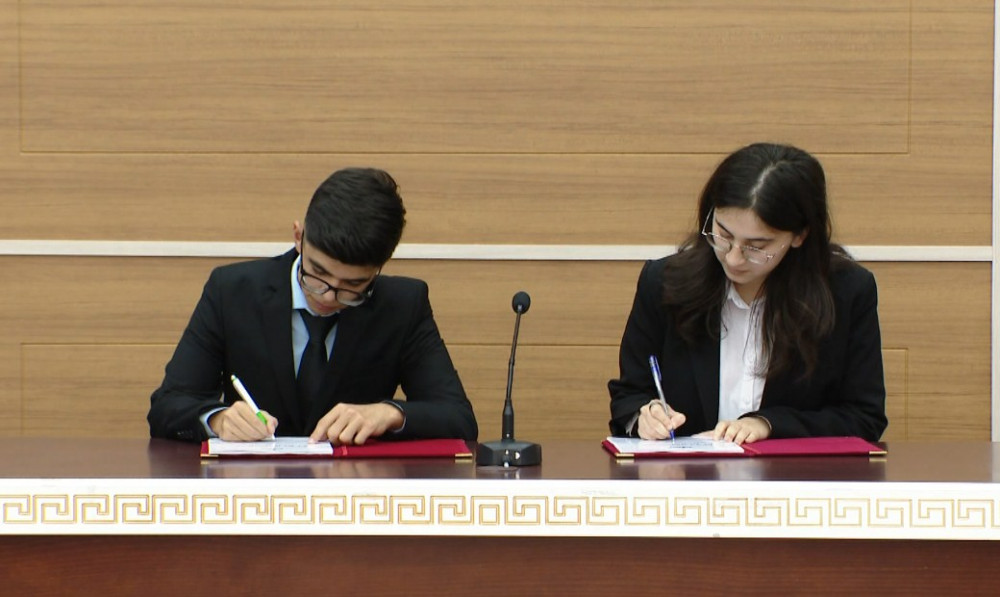 Naxçıvan Dövlət Universitetinin Beynəlxalq Məktədində ELSA Naxçıvanın təqdimatı olub<font color=red> - FOTOLAR</font>