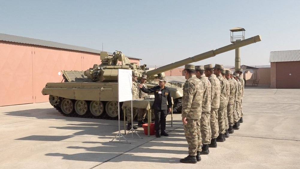 Əlahiddə Ümumqoşun Orduda bütün növ silah və texnika payız-qış istismar rejiminə keçirilir <font color=red> - FOTOLAR</font>