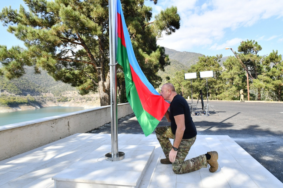 Prezident İlham Əliyev Sərsəng su anbarının ərazisində Azərbaycan Respublikasının Dövlət Bayrağını ucaldıb<font color='red'> - YENİLƏNİB</font><font color=red> - FOTOLAR</font>