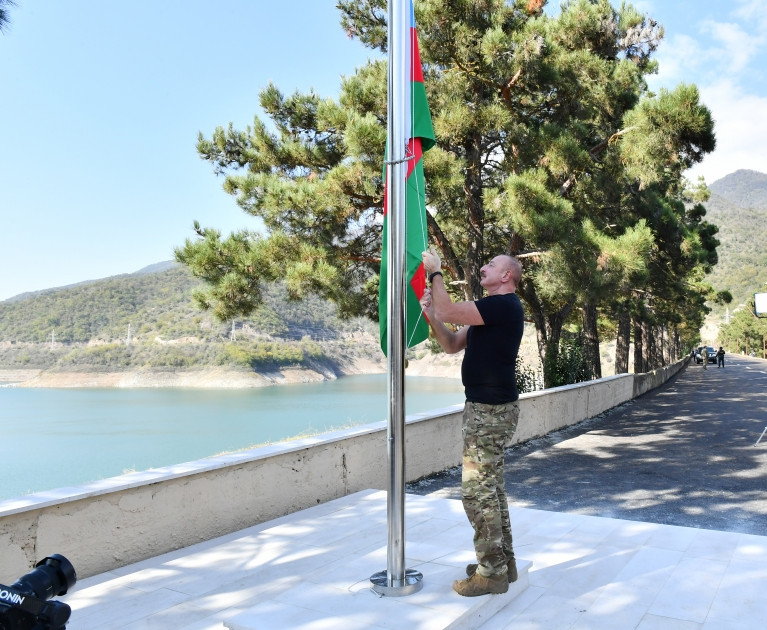 Prezident İlham Əliyev Sərsəng su anbarının ərazisində Azərbaycan Respublikasının Dövlət Bayrağını ucaldıb<font color='red'> - YENİLƏNİB</font><font color=red> - FOTOLAR</font>