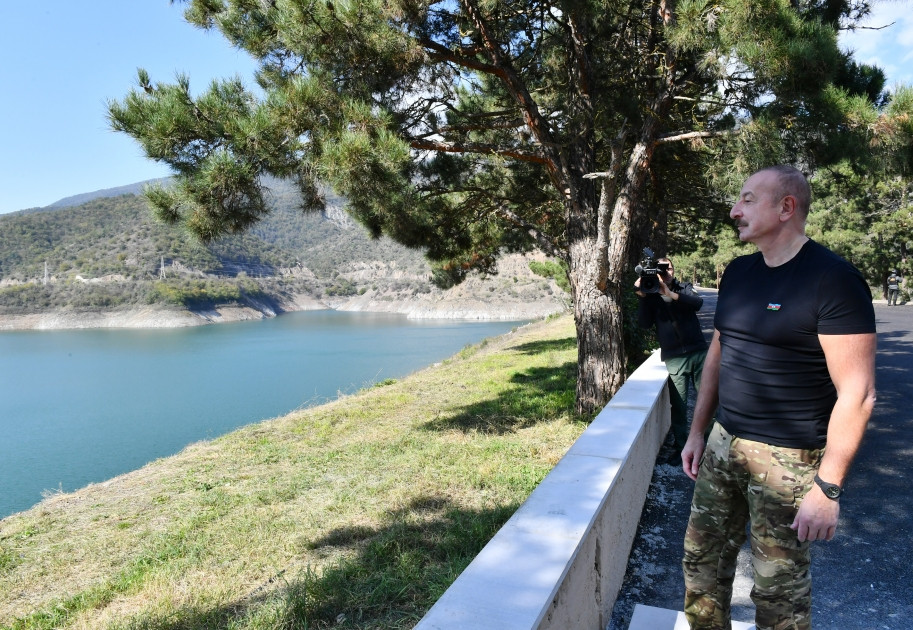 Prezident İlham Əliyev Sərsəng su anbarının ərazisində Azərbaycan Respublikasının Dövlət Bayrağını ucaldıb<font color='red'> - YENİLƏNİB</font><font color=red> - FOTOLAR</font>