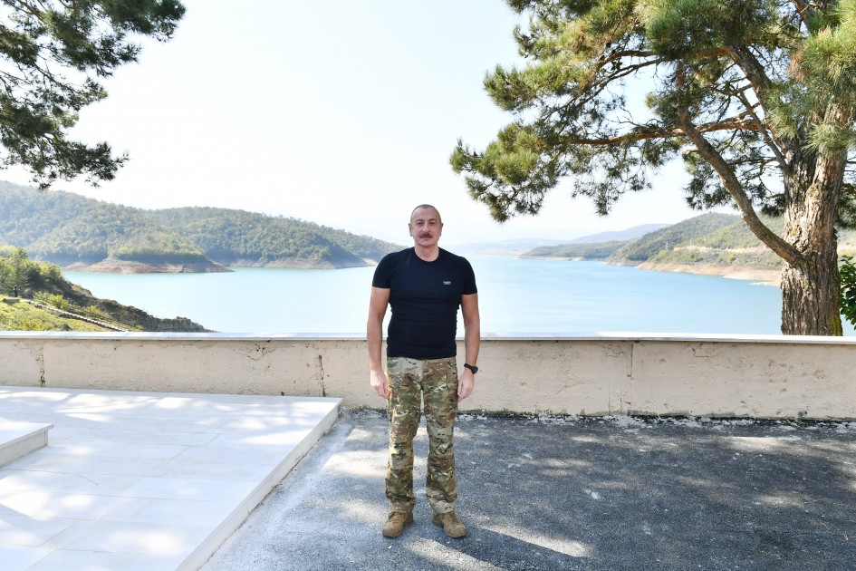 Prezident İlham Əliyev Sərsəng su anbarının ərazisində Azərbaycan Respublikasının Dövlət Bayrağını ucaldıb<font color='red'> - YENİLƏNİB</font><font color=red> - FOTOLAR</font>