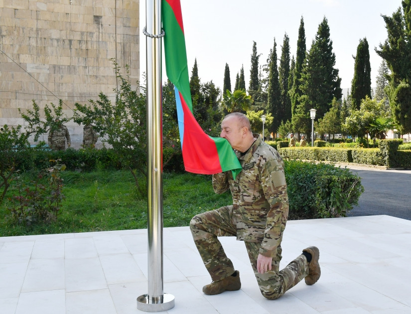 Prezident İlham Əliyev Ağdərə şəhərində Azərbaycan Respublikasının Dövlət Bayrağını ucaldıb<font color='red'> - YENİLƏNİB</font><font color=red> - FOTOLAR</font>