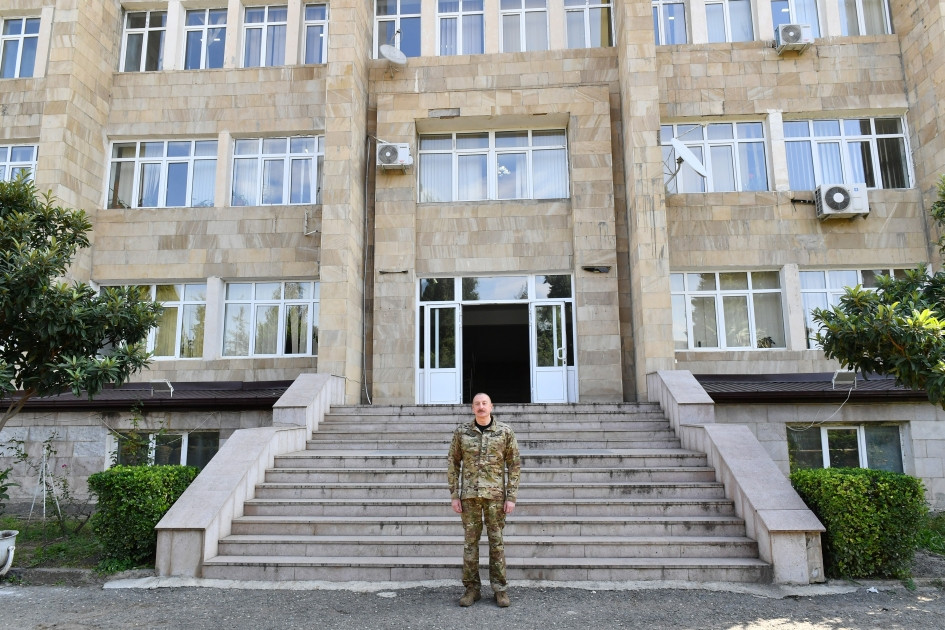 Prezident İlham Əliyev Ağdərə şəhərində Azərbaycan Respublikasının Dövlət Bayrağını ucaldıb<font color='red'> - YENİLƏNİB</font><font color=red> - FOTOLAR</font>