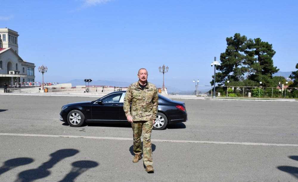 Prezident İlham Əliyev Xankəndi şəhərində Azərbaycan Respublikasının Dövlət Bayrağını ucaldıb və çıxış edib <font color='red'> - YENİLƏNİB</font><font color=red> - FOTOLAR</font>