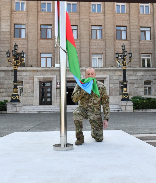 Prezident İlham Əliyev Xankəndi şəhərində Azərbaycan Respublikasının Dövlət Bayrağını ucaldıb və çıxış edib <font color='red'> - YENİLƏNİB</font><font color=red> - FOTOLAR</font>