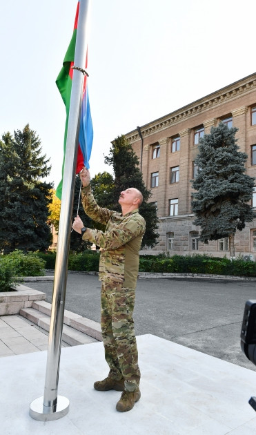 Prezident İlham Əliyev Xankəndi şəhərində Azərbaycan Respublikasının Dövlət Bayrağını ucaldıb və çıxış edib <font color='red'> - YENİLƏNİB</font><font color=red> - FOTOLAR</font>